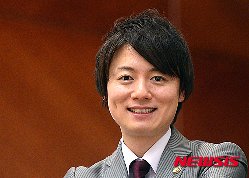 【서울=뉴시스】김동민 기자 = 일본 사법시험을 공부 2년 만에 합격한 일본의 인기 변호사이자 ‘정답부터 보는 꼼수 공부법(위즈덤하우스 펴냄)’의 저자 야마토 사토(佐藤大和)가 30일 오후 서울 강남구 노보텔 앰배서더 강남 호텔에서 뉴시스와 인터뷰에 앞서 사진 촬영을 하고 있다.&nbsp;&nbsp;&nbsp; 야마토 사토의 저서는 일본에서 발간되자마자 사법시험 분야 1위로 꼽힐 정도로 큰 인기를 누리고 있다. 2016.03.31.&nbsp; life@newsis.com