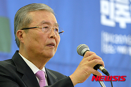 【인천=뉴시스】조수정 기자 = 김종인 더불어민주당 비상대책위원회 대표가 30일 오후 인천 남동구 인천시당에서 열린 당 경제살리기 인천 국회의원 후보자 연석회의에서 인천지역 3대 핵심 공약을 발표하고 있다. 2016.03.30. chocrystal@newsis.com