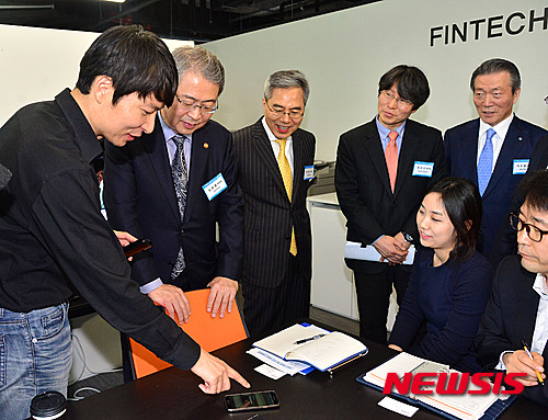 【성남=뉴시스】김선웅 기자 = 임종룡(왼쪽 두 번째) 금융위원장이 31일 오전 경기 성남시 핀테크지원센터를 찾아 센터를 시찰하고 있다. 2016.03.31.&nbsp; mangusta@newsis.com