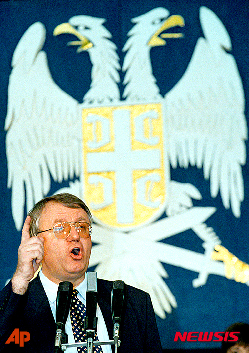 【AP/뉴시스】1999년 자료 사진으로, 당시 세르비아 부총리인 보지슬라브 세셀즈가 수도 베오그라드에서 세르비아에서 독립하려는 코소보에 대한 나토 개입 반대 연설을 하고 있다. 31일 유엔 특별법정에서 세셀즈는 무죄 판결을 받았다. 2016.3. 31.&nbsp;&nbsp;&nbsp;&nbsp; 