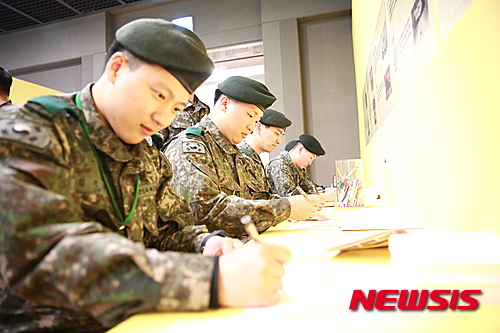 【춘천=뉴시스】박혜미 기자 = 1일 육군 2포병여단 포대장들이 의사소통 활성화를 위해 '소통'과 '힐링'을 주제로 마련한 워크숍 프로그램에 참여하고 있다. 2016.04.01. (사진=육군 2포병여단 제공)&nbsp;&nbsp; photo@newsis.com