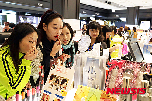 【서울=뉴시스】1일 서울 영등포 갤러리아면세점63을 찾은 중국 아오란 그룹 임직원 및 고객들이 상품을 구매하고 있다. 2016.04.01. (사진=갤러리아 제공)&nbsp; photo@newsis.com