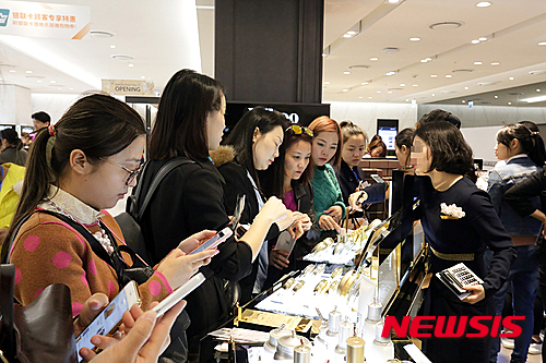 【서울=뉴시스】1일 서울 영등포 갤러리아면세점63을 찾은 중국 아오란 그룹 임직원 및 고객들이 상품을 구매하고 있다. 2016.04.01. (사진=갤러리아 제공)&nbsp; photo@newsis.com