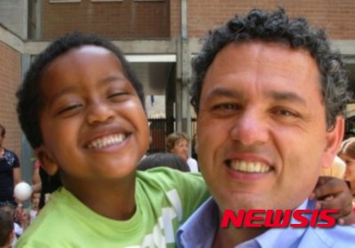 【서울=뉴시스】이탈리아 북부 페루자에서 활동하는 조각가 레오나르도 파브레티(56)가 자신의 페이스북에 공개한 아들 다마와 찍은 사진. 그가 애플 최고경영자(CEO) 팀 쿡에 죽은 다마의 아이폰에 저장된 사진을 검색할 수 있도록 아이폰 암호를 풀어달라는 눈물의 편지를 보냈다고 AFP, 가디언 등 외신들이 지난달 31일(현지시간) 보도했다. (사진 출처: 페이스북) 2016.04.02