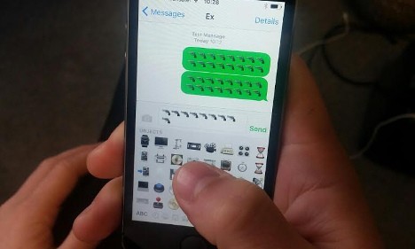 【서울=뉴시스】프랑스 법원이 전 여자친구에게 총기 모양의 이모지(Emoji·그림 문자)를 보낸 20대 남성에게 징역 6개월과 집행유예 3개월을 선고했다고 지난달 31일(현지시간) 더 로컬이 보도했다. 이와 함께 법원은 1000유로 상당의 피해보상금을 지급하라고 명령했다. 담당 판사는 피고인이 보낸 이모지로 피해자가 살해 위협을 느꼈다고 판시했다. 또한 이모지를 받은 피해자가 두려움에 집 밖으로 나가지 못하고 지속적인 악몽에 시달렸다며 유죄 판결 이유를 밝혔다. (사진 출처 = 더 로컬) 2016.04.01.