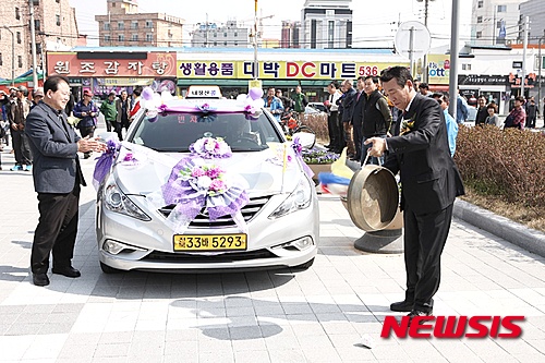 【정읍=뉴시스】김종효 기자 = 1일 전북 정읍역 광장에서 열린 정읍시 통합브랜드 콜택시인 '내장산콜택시'의 출범식이 열렸다. 김생기 시장이 내장산콜택시의 출범을 알리는 징을 치고 있다. 2016.04.01. (사진 = 정읍시 제공) seun6685@newsis.com