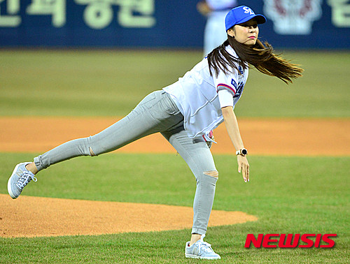 【대구=뉴시스】배훈식 기자 = 2016 타이어뱅크 프로야구 개막일인 1일 대구 수성구 삼성라이온즈파크에서 열린 삼성 라이온즈와 두산 베어스의 경기에 앞서 김연아가 시구를 하고 있다. 2016.04.01. dahora83@newsis.com