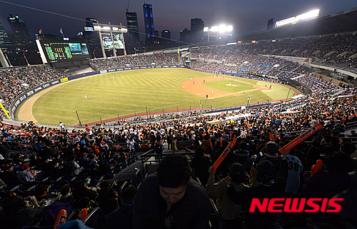 【서울=뉴시스】이영환 기자 = 1일 오후 서울 송파구 잠실야구장에서 열린 '2016 타이어뱅크 KBO리그' 개막전 LG 트윈스와 한화 이글스의 경기에서 한화 팬들이 응원을 하고 있다. 2016.04.01.&nbsp; 20hwan@newsis.com 