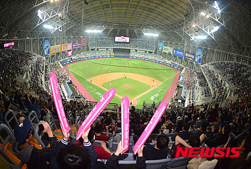 【서울=뉴시스】김선웅 기자 = 1일 오후 서울 구로구 고척스카이돔에서 열린 2016 타이어뱅크 KBO 리그 넥센 히어로즈와 롯데 자이언츠의 개막전 경기, 야구팬들이 경기를 관람하고 있다. 2016.04.01. mangusta@newsis.com