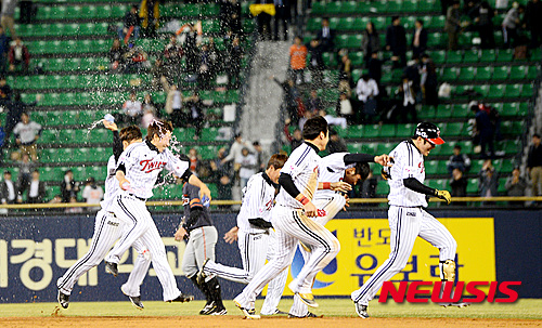 【서울=뉴시스】김진아 기자 = 1일 오후 서울 잠실야구장에서 열린 ‘2016 타이어뱅크 KBO 리그’ 개막전 LG 트윈스와 한화 이글스의 경기, LG 양석환이 12회말 1사 2루 끝내기 1타점 2루타를 때린 후 동료들의 환호를 받고 있다. 2016.04.01.&nbsp; bluesoda@newsis.com