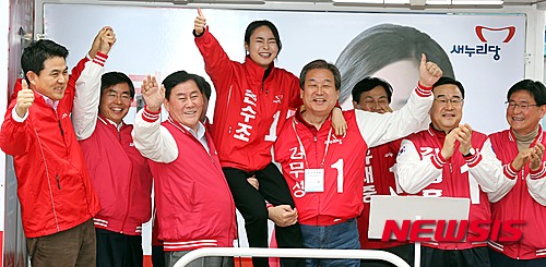 【부산=뉴시스】 하경민 기자 = 3일 오후 부산 사상구 이마트 사상점 앞에서 열린 손수조 후보의 유세현장을 찾은 김무성 새누리당 대표와 최경환 전 경제부총리가 손 후보를 안아서 올려보이고 있다. 2016.04.03. yulnetphoto@newsis.com