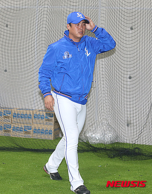 【대구=뉴시스】최동준 기자 = 원정도박 혐의로 물의를 일으킨 삼성 안지만이 3일 대구 라이온즈파크에서 1군 복귀 인터뷰를 하기 위해 들어서고 있다. 2016.04.03. (사진=삼성라이온즈 제공) photo@newsis.com