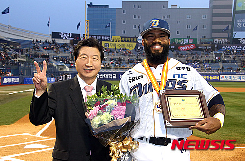 【창원=뉴시스】박오주 기자 = NC다이노스의 에릭 테임즈가 7번째 '창원시 명예시민'으로 탄생됐다. 안상수(왼쪽) 경남 창원시장은 지난 1일 오후 마산야구장에서 열린 2016 프로야구 NC 홈 개막경기에 앞서 에릭 테임즈에게 '창원 명예시민증'을 수여하고 있다. 2016.04.03 (사진=창원시 제공)&nbsp; joo4829@newsis.com 