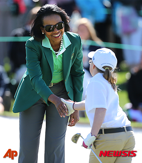 【어거스타=AP/뉴시스】콘돌리자 라이스 전 미국 국무장관이 3일(현지시간) 조지아주 어거스타에 있는 어거스타 내셔널 골프클럽에서 열린 경기에 출전한 선수와 악수하고 있다.2013년 라이스 전 장관은 80년간 '금녀(禁女)의 철옹성'이었던 어거스타 내셔널 골프클럽의 첫 여성회원이 돼 그린 재킷을 입었다. 2016.04,04