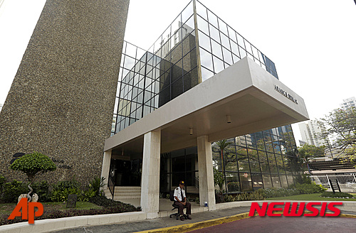 【파나마시티= AP/뉴시스】 유럽연합(EU) 집행위원회가 북한과 아프가니스탄, 이라크, 이란, 파나마 등 23개국을 돈세탁과 테러자금 지원국 블랙리스트에 추가하기로 했다고 13일(현지시간) 발표했다. 파나마 수도 파나마시티에 있는 모색 폰세카 로펌. 이 회사는 전세계 부유층과 권력자들의 역외 송금 계정 수천건을 마련해놓고 거의 40년에 걸쳐서 돈세탁을 해준 것으로 알려져 있다. 2019.02.13