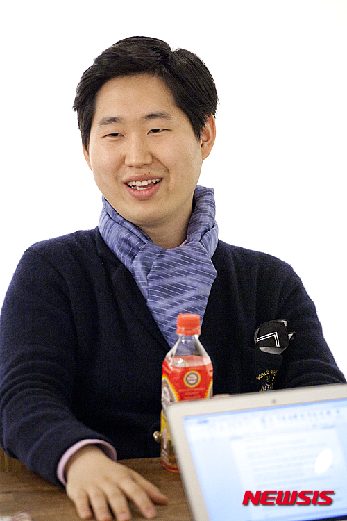 【서울=뉴시스】박현주 기자 = 신홍규 대표가 한국에 레지던시를 운영하며 미술관을 짓겠다는 포부를 밝히고 있다.