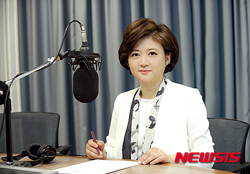 【서울=뉴시스】신진아 기자 = “다른 나라에 비해 우리나라 여성 앵커는 젊은 편이다. 여성 앵커의 수명이 더 길어지면 그 자체로 의미가 있다. 그래서 좀 더 버텨보려고 한다. 청취자들이 듣고 싶은 방송이 무엇인지 좀 더 치열하게 고민하는 게 나의 숙제다.”&nbsp; jashin@newsis.com 