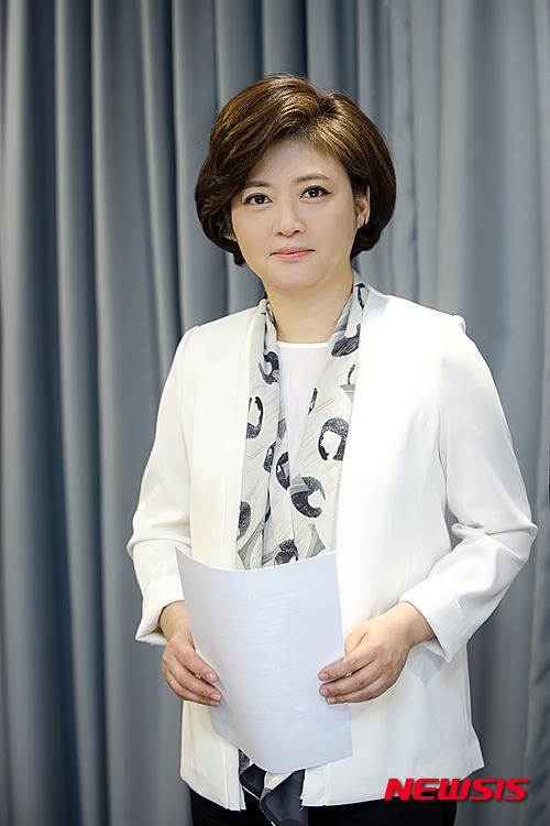 【서울=뉴시스】신진아 기자 = “다른 나라에 비해 우리나라 여성 앵커는 젊은 편이다. 여성 앵커의 수명이 더 길어지면 그 자체로 의미가 있다. 그래서 좀 더 버텨보려고 한다. 청취자들이 듣고 싶은 방송이 무엇인지 좀 더 치열하게 고민하는 게 나의 숙제다.”&nbsp; jashin@newsis.com 
