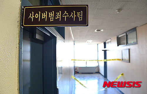 【서울=뉴시스】김선웅 기자 = 4일 오전 서울 관악구 관악경찰서 3층 사이버범죄수사팀 앞 복도에서 염산테러가 발생해 박모 경사 등 4명이 부상을 입고 병원으로 이송, 치료중이다.&nbsp;&nbsp; 이 사고로 박모 경사는 얼굴에 3도 화상을 입었으며 다른 3명도 부상을 입어 인근 병원으로 후송됐다.&nbsp; 사진은 4일 오전, 사건이 발생한 관악경찰서 3층 복도. 2016.04.04.&nbsp;&nbsp; mangusta@newsis.com