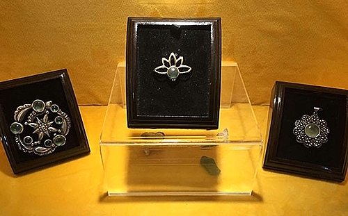 【서울=뉴시스】중국 정부가 최근 친환경 장례의 도입을 적극적으로 추진하기로 한 가운데 새로운 장례방식이 도입되고, 이 중 해양 장(葬), 보석 장등 특별한 장례서비스가 주목받고 있는 것으로 전해졌다. 지난 3월30일 상하이시 화장터에서는 중국 본토의 첫 보석장 서비스를 제공하는 업체인 '생명정석 작업실(生命晶石工作室)'이 개업했다. 비용은 2만위안 정도로 매장(埋葬, 토장) 형식에 비해 저렴한 편이다. 유골로 만든 보석이 장착된 이 기업의 제품. (사진출처: 중국 바이두) 2016.04.04 