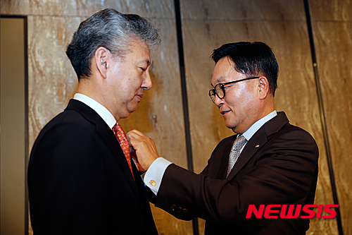 【서울=뉴시스】4월 4일 업무보고에 앞서 박현주 회장이 홍성국 사장에게 미래에셋 뱃지를 직접 달아주고 있다. (사진=미래에셋증권 제공) 