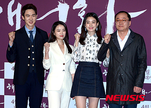 【서울=뉴시스】이영환 기자 = 4일 오후 서울 광진구 롯데시네마 건대입구점에서 열린 영화 '해어화(解語花)' 언론시사회에서 배우 유연석(왼쪽부터), 배우 천우희, 배우 한효주, 박흥식 감독이 파이팅을 외치고 있다. 2016.04.04.&nbsp; 20hwan@newsis.com