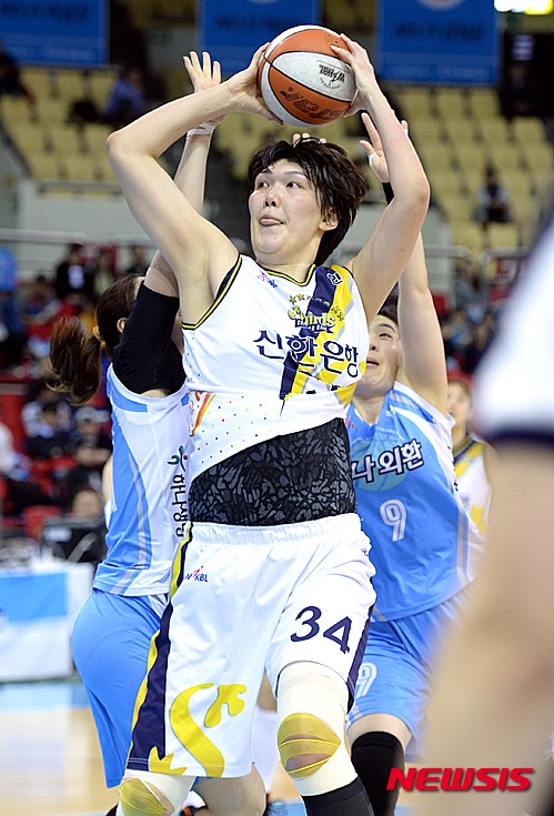 【서울=뉴시스】여자프로농구 최장신(202㎝) 센터 하은주(33)가 소속팀 인천 신한은행에 은퇴 의사를 밝혔다. 신기성 신한은행 감독은 4일 "하은주가 은퇴를 결심했다. 이미 오래 전부터 이와 관련해 구단과 이야기가 오갔다고 들었다"며 "선수의 뜻을 존중하기로 했다"고 말했다. (사진 = 뉴시스DB) 