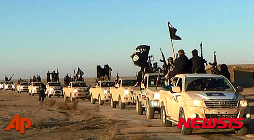 【락까=AP/뉴시스】극단주의 무장단체 이슬람국가(IS) 무장대원들이 최근 시리아 수도 다마스쿠스 부근 시멘트 공장에서 시리아인 근로자와 종업원 344명을 납치한 것으로 전해졌다. 자료사진은 지난 2014년 여름 이라크 락까에서 군용차를 타고 이동하는 모습. 2016.04.07