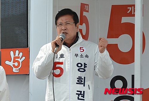 【예산=뉴시스】유효상 기자 = 제20대 국회의원 홍성·예산선거구에 출마한 무소속 양희권 후보가 5일 충남 예산읍 장터에서 유세를 펼치고 있다. 2016.04.05 (사진=양희권 후보 제공) yreporter@newsis.com