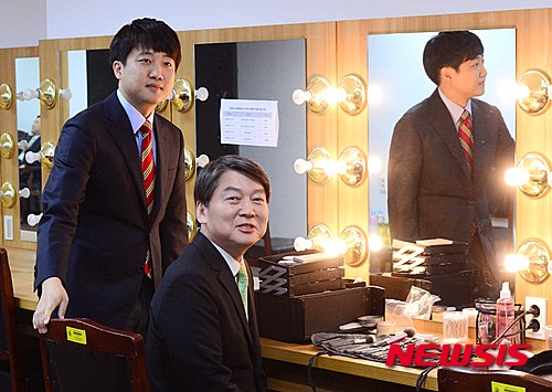 【서울=뉴시스】전신 기자 = 이준석 국민의힘 전 최고위원, 안철수 국민의당 대표가 5일 서울 노원구 인덕대학교에서 열린 4.13총선 노원병 후보 TV 토론회 시작을 기다리고 있다 . 2016.04.05. photo1006@newsis.com