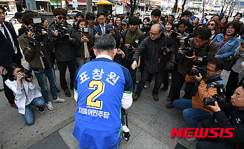 【용인=뉴시스】이정선 기자 = 더불어민주당 표창원 후보가 6일 오전 경기도 용인시 수지구 보정카페거리 인근에서 유권자들을 만난 지지를 호소하고 있다. 2016.04.06. ppljs@newsis.com