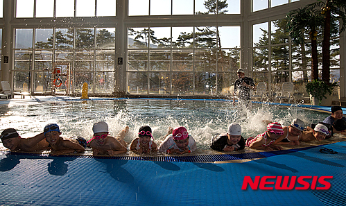 【정선=뉴시스】홍춘봉 기자 = 강원 정선군 강원랜드사회봉사단은 지난 5일 강원랜드호텔 수영장에서 흑빛지역아동센터 초·중학생을 대상으로 수영강습 봉사활동을 실시하고 있다. 2016.04.06. (사진=강원랜드 제공) photo@newsis.com