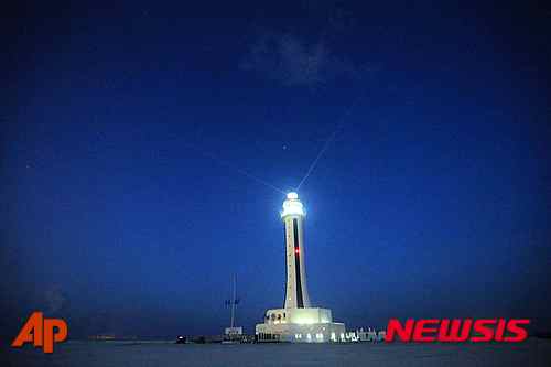 【난사군도=신화·AP/뉴시스】남중국해 난사군도(스프래틀리)에 중국이 조성한 인공섬 주비자오(수비환초)에서 5일 등대가 환하게 불을 밝히고 있다. 2016.04.06