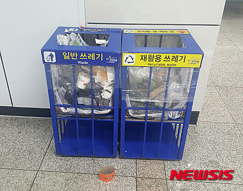 [서울=뉴시스]김정환 기자 = 지난 5일 밤 서울 시내 한 지하철역 안 쓰레기통에 각종 쓰레기가 수북이 쌓여있다. ace@newsis.com