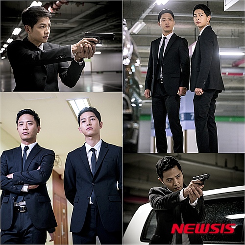 【서울=뉴시스】신효령 기자 = 제복 판타지를 일으킨 송중기(31)와 진구(36)가 이번에는 수트로 시청자들을 사로잡을 태세다. KBS 2TV 수목드라마 '태양의 후예'에서다.&nbsp; 지난 12회에서 모든 의료봉사 일정을 마친 후 한국으로 돌아가게 된 강모연(송혜교)에게 "먼저 가 있어요. 금방 갈게요"라고 약속한 유시진(송중기)&nbsp; 그 말대로 13회에서는 서울로 돌아온 시진과 서대영(진구)가 알파팀으로서 새로운 임무를 부여받으며 군복을 벗고 수트를 입는다.&nbsp; "대위님의 거짓말 뒤엔 누군가의 목숨이 오가고, 정치와 외교가 개입하고, 국가가 움직인다"는 모연의 말처럼 매번 쉽지 않은 작전을 펼치는 두 사람. 이들의 비장한 눈빛은 보는 이들에게 긴장감을 부른다.&nbsp; 제작진은 "오랜만에 서울 땅을 밟게 된 시진, 모연, 대영, 윤명주(김지원)의 이야기가 펼쳐진다"며 "시진과 대영을 비롯한 알파팀에게는 새로운 임무가 주어지게 된다. 이들이 어떤 임무를 맡게 될지, 끝까지 지켜봐 달라"고 청했다. 6일 밤 10시 방송.&nbsp; snow@newsis.com 