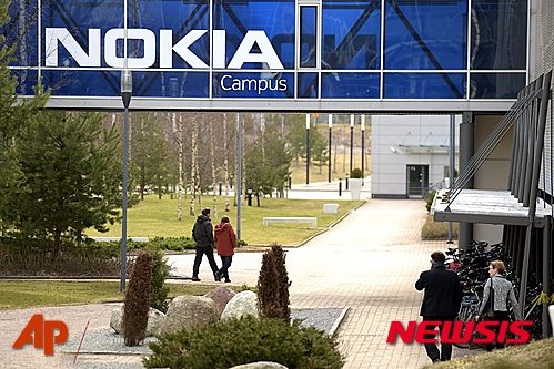 【AP/뉴시스】= 핀란드 에스포 시에 있는 노키아 본사. 노키아는 지난 해 직원을 대폭 감축하고 휴대전화 사업 부문을 HDM사에 매각했으며 HDM은 첫 노키아 상표 휴대전화로 안드로이드계 전화기 노키아 6를 새로 출시했다.