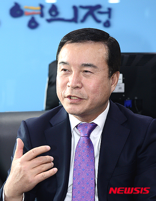 【부천=뉴시스】추상철 기자 = 폐백과 이바지음식의 대중화에 성공한 후 떡 전문 카페인 '떡빙' 프랜차이즈를 선보인 영의정의 김덕식 대표가 7일 오후 경기도 부천시 원미구 영의정 본사에서 뉴시스와 인터뷰를 갖고 있다. 2016.04.07. scchoo@newsis.com 