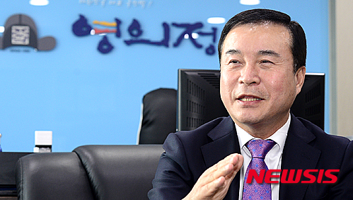 【부천=뉴시스】추상철 기자 = 폐백과 이바지음식의 대중화에 성공한 후 떡 전문 카페인 '떡빙' 프랜차이즈를 선보인 영의정의 김덕식 대표가 7일 오후 경기도 부천시 원미구 영의정 본사에서 뉴시스와 인터뷰를 갖고 있다. 2016.04.07. scchoo@newsis.com