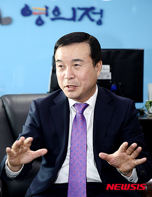 【부천=뉴시스】추상철 기자 = 폐백과 이바지음식의 대중화에 성공한 후 떡 전문 카페인 '떡빙' 프랜차이즈를 선보인 영의정의 김덕식 대표가 7일 오후 경기도 부천시 원미구 영의정 본사에서 뉴시스와 인터뷰를 갖고 있다. 2016.04.07. scchoo@newsis.com