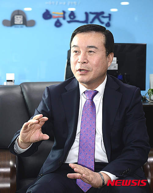 【부천=뉴시스】추상철 기자 = 폐백과 이바지음식의 대중화에 성공한 후 떡 전문 카페인 '떡빙' 프랜차이즈를 선보인 영의정의 김덕식 대표가 7일 오후 경기도 부천시 원미구 영의정 본사에서 뉴시스와 인터뷰를 갖고 있다. 2016.04.07. scchoo@newsis.com