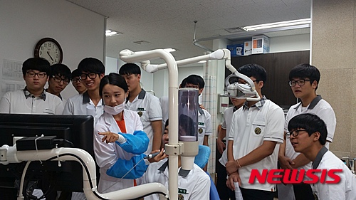 【서울=뉴시스】청소년 의료 현장체험 프로그램. 2016.04.08. (사진 = 서울시 제공) photo@newsis.com