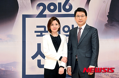 【서울=뉴시스】권현구 기자 = 정미선(왼쪽), 신동욱 앵커가 8일 오후 서울 양천구 목동 SBS 사옥에서 열린 'SBS 2016 국민의 선택 제작 발표회'에서 포토타임을 갖고 있다. 2016.04.08.&nbsp; stoweon@newsis.com