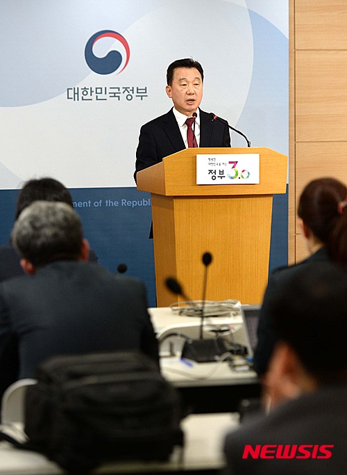 【서울=뉴시스】고범준 기자 = 정준희 통일부 대변인이 8일 오후 서울 종로구 정부서울청사에서 북한 해외식당 종업원 집단탈북 및 입국과 관련 브리핑을 하고 있다. 2016.04.08.&nbsp; bjko@newsis.com