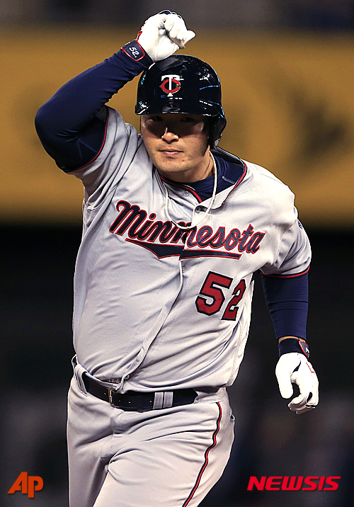 【캔자스시티=AP/뉴시스】미네소타 트윈스 박병호가 8일(현지시각) 미국 미주리주 캔자스시티에서 캔자스시티 로열스와의 2016 메이저리그 원정경기에서 8회초 1사 역전 솔로포를 날리고 베이스를 돌고 있다.&nbsp; 3타수 1안타 1타점 1득점 1볼넷 1삼진으로 이날 경기를 끝낸 박병호는 메이저리그 3경기 9타수 만에 첫 홈런포를 신고했다. 2016.04.09.&nbsp; photo@newsis.com