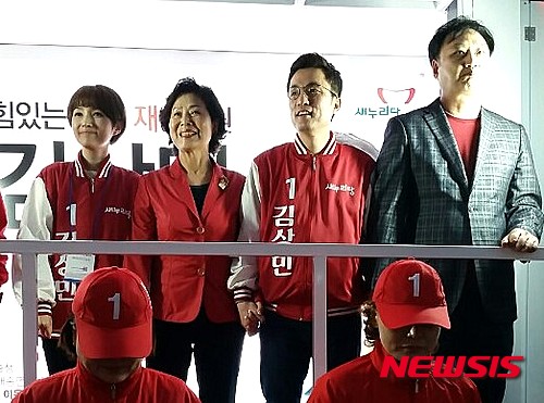 【수원=뉴시스】이승호 기자 = 9일 경기 수원 칠보마을 5단지 앞 사거리에서 배우 선우용여씨와 개그맨 김수용씨가 수원을 선거구에 출마한 새누리당 김상민 후보 부부와 함께 유세차량에 올라 지지 발언을 하고 있다.2016.04.09.&nbsp; jayoo2000@newsis.com