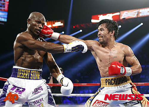 【라스베이거스=AP/뉴시스】필리핀의 복싱 영웅 매니 파퀴아오(38)가 10일(한국시간) 미국 네바다주 라스베이거스의 MGM 그랜드에서 열린 티모시 브래들리(33·미국)와의 국제복싱기구(WBO) 인터내셔널 웰터급 타이틀전이자 자신의 은퇴경기를 치르고 있다. 2016.04.10.