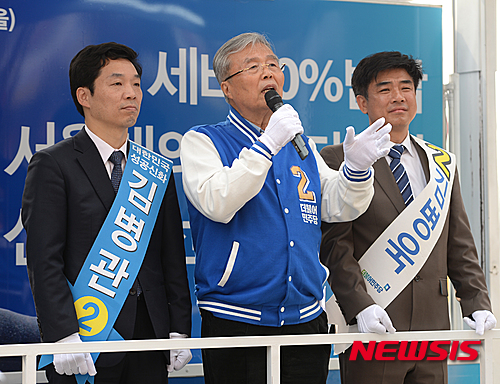 【성남=뉴시스】조수정 기자 = 김종인 더불어민주당 비상대책위원회 대표가 4.13 총선을 사흘 앞둔 10일 오후 경기 성남시 미금역에서 열린 성남 분당갑 김병관, 분당을 김병욱 후보의 합동 유세 현장에서 지원유세 하고 있다. 2016.04.10. chocrystal@newsis.com