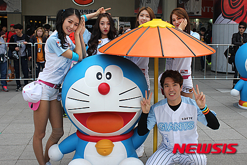 【서울=뉴시스】프로야구 롯데 자이언츠가 애니메이션 캐릭터 도라에몽과 콜라보레이션을 통해 제작한 '도라에몽 유니폼' 2016.04.10.