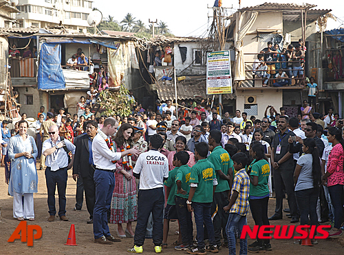 【뭄바이=AP/뉴시스】영국의 윌리엄 왕세손 부부가 10일 인도 뭄바이의 빈민가를 찾아 어린이들과 이야기를 나누고 있다. 2016.04.11