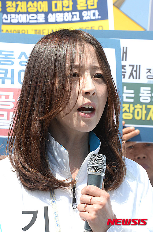 【서울=뉴시스】 박문호 기자 = 배우 서정희가 11일 오후 서울 종로구 세종대로 광화문광장에서 열린 기독자유당 '기독교 비방·동성애 지지·서울시 동성애 퀴어축제' 규탄 기자회견에서 발언하고 있다. 2016.04.11. go2@newsis.com